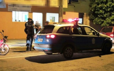 Ladrões furtam objetos em compartimento de moto no bairro Colinos 