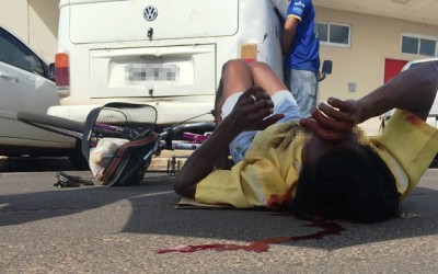 Ciclista que sofreu acidente é socorrido com suposto traumatismo craniano