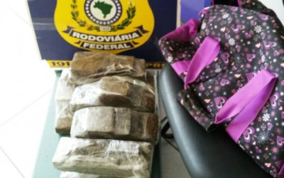 PRF apreende drogas com passageira de carreta que passava pela BR-262