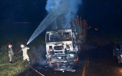 Carreta carregada com eucalipto pega fogo e fica completamente destruída