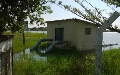 Água da lagoa invade casa de máquinas e gera desconforto aos moradores da região