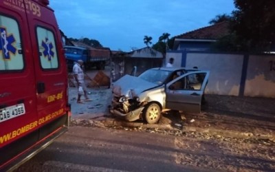 Veículo capota em avenida e deixa duas pessoas feridas em Três Lagoas