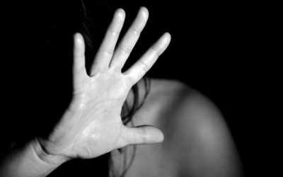 Mulher se nega a fazer sexo com namorado e acaba agredida com capacete