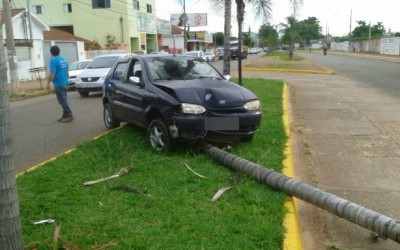 Motorista perde o controle e colide contra palmeira no centro de Três Lagoas