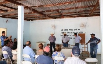 Prefeito reúne-se com lideranças nos distritos de Garcias e Arapuá