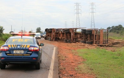 Treminhão tomba na BR-262 após motorista desviar de buraco
