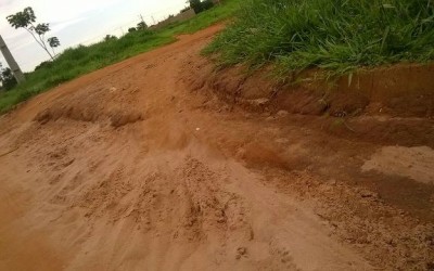 Desnível em via e falta de iluminação pública causam acidente gravíssimo 