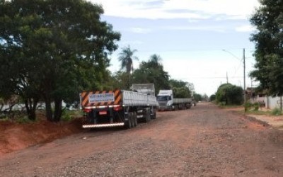 Moradores do Bairro Vila Alegre comemoram cascalhamento realizado em diversas ruas