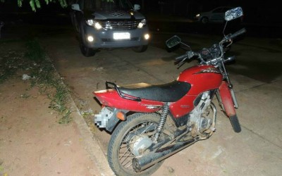Bandidos abandonam moto furtada após acabar a gasolina 