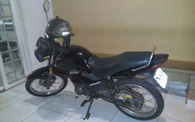 Jovens em moto conseguem escapar de cerco policial 