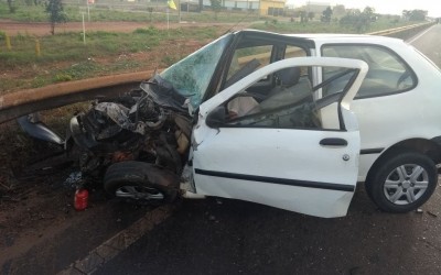 Morre homem que jogou carro contra carreta na BR-262 