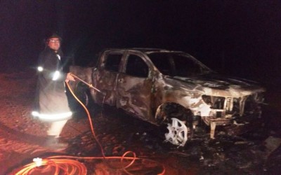 Camionete de fazendeiro fica destruída pelas chamas em Três Lagoas