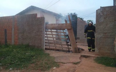 Bombeiros são acionados para conter incêndio em residência