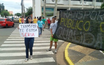Manifestantes protestam na frente da Prefeitura Municipal de Três Lagoas 