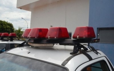 Homem agride menor de idade com 'mata leão' e golpeia mulher com facão