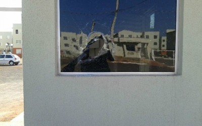 Irritado com seguranças, morador de residencial quebra carro e vidro de guarita 