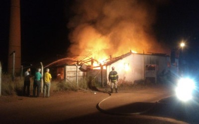 Incêndio nesta madrugada deixa cerâmica parcialmente destruída