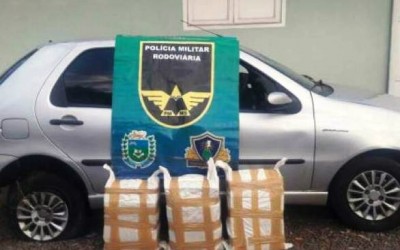 Motorista tenta atropelar policiais e acaba preso após carro capotar