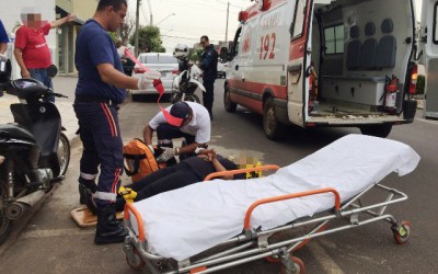 Motociclista não percebe carro estacionando, colide na traseira e é socorrida pelo SAMU