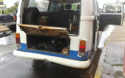 Kombi da prefeitura pega fogo enquanto transportava pacientes com problemas de locomoção