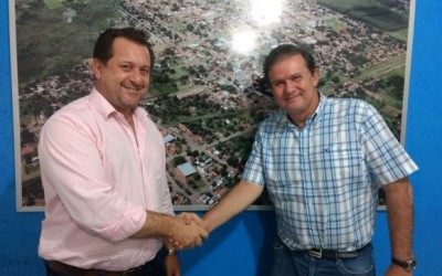 Eduardo Rocha recebe apoio do prefeito, Paulo Tucura, de Ribas do Rio Pardo