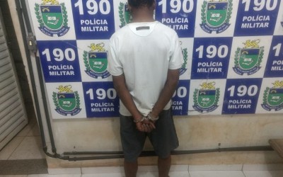 Armado com pistola de cola quente, homem rouba celulares e bicicleta de duas jovens