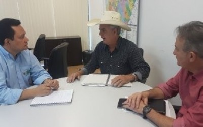 Prefeito Angelo Guerreiro busca apoio para funcionamento de laticínio em Arapuá