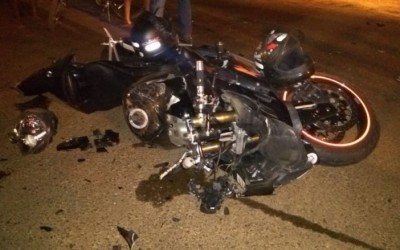 Acidente grave entre moto e carro deixa mulher com fratura exposta e duas crianças feridas
