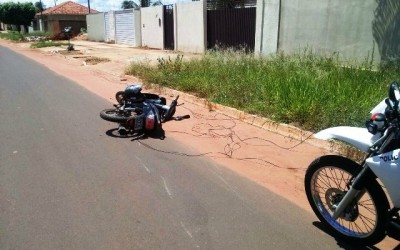 Fios de telefonia caídos em via pública por pouco não causam a morte de motociclista 
