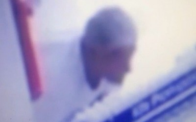 Polícia divulga imagens de suspeito que furtou desodorantes de farmácia 