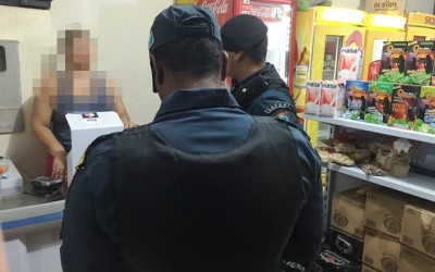 Criança de 2 anos presencia assalto contra os pais em conveniência