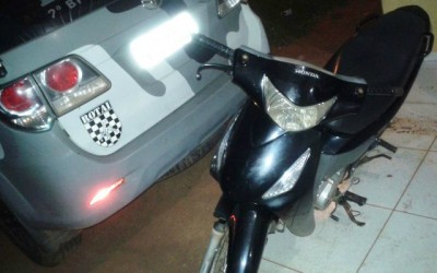 Polícia procura por dono de moto que foi encontrada abandonada em terreno 