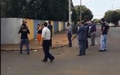 Vestida com uniforme de presidiária e com colete a prova de balas, Joice chega ao local do crime