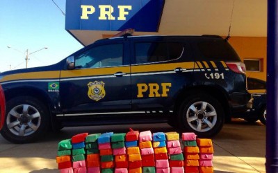 Com 75 quilos de cocaína escondidos em carro, técnica de enfermagem é presa
