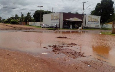 Chove e lama que se forma no bairro Vila Alegre torna região intransitável