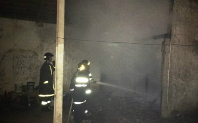 Barracão habitado por usuários de drogas e prostitutas é incendiado 
