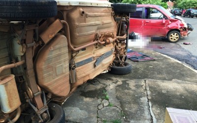 Mulher morre prensada em acidente; Fiat Uno tombou no acidente