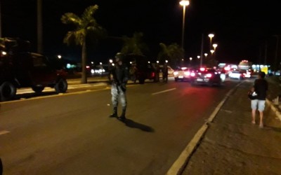 Caminhões tanque são escoltados pelas forças policiais em Três Lagoas e seguem para Campo Grande