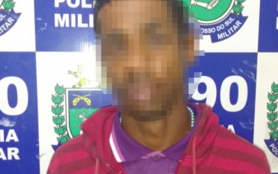 Suspeito é abordado com 30 películas de celular e diz a PM que encontrou em lixo