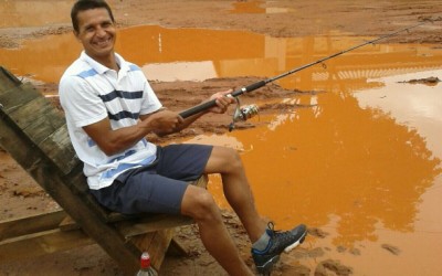 Morador pesca na 