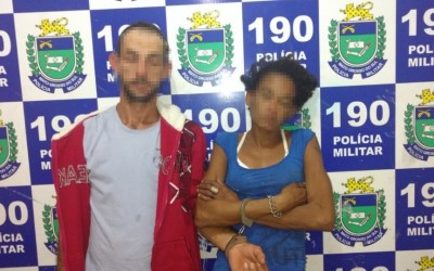 Dupla é presa por comercializar drogas e polícia encontra R$ 450,00 com suspeito