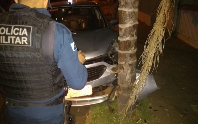 Taxista colide em árvore durante tentativa de assalto em Três Lagoas