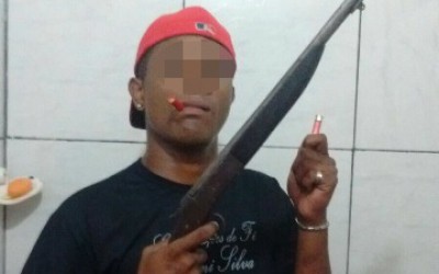 Dupla que enviava fotos empunhando armas através do Whatsapp é presa por tráfico de drogas