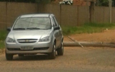 Cabo de alta tensão se rompe e cai sobre carro no bairro Jardim Glória