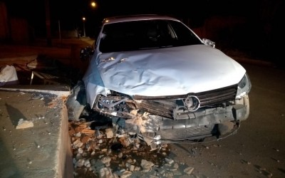 Motorista de Jetta bate e destrói carro durante a madrugada