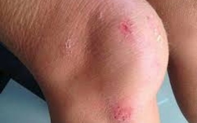 Foi receber pensão e acabou sendo agredida com a filha no colo 