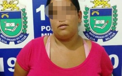 Mulher que escondia drogas dentro da bermuda é presa com menores 