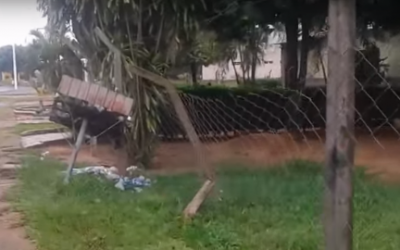 Motorista que bateu em alambrado na Lagoa Maior deixa placa para trás