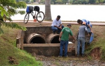 Parede de contenção de água da Lagoa maior é reconstruída após reparos na fonte luminosa