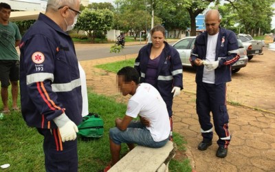 Após briga, jovem é esfaqueado nas costas pela mulher 